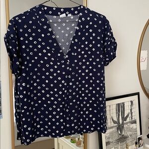 GAP • New Navy and White Geometric Print Blouse in XS